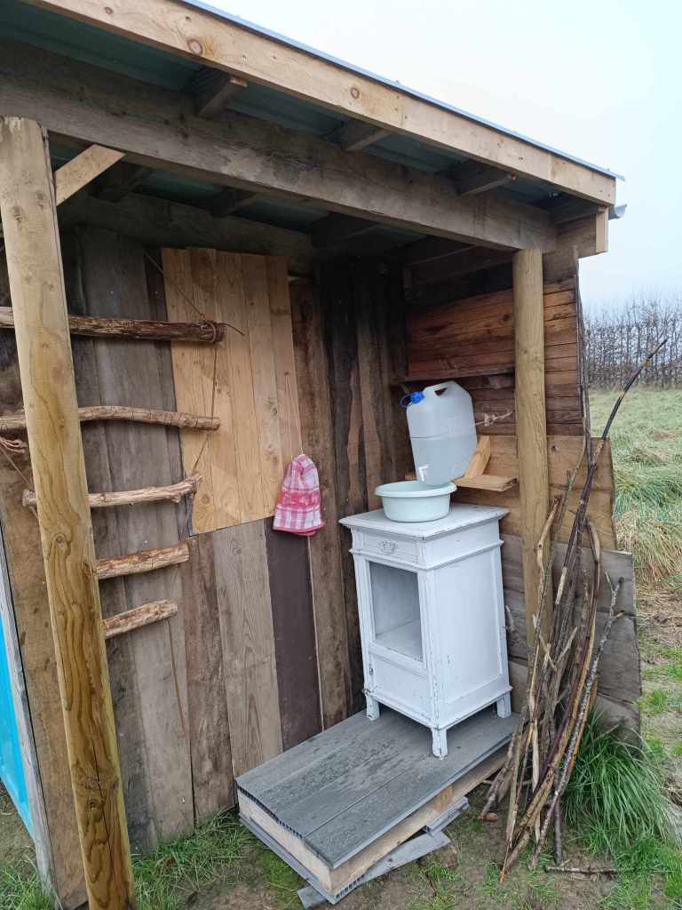 toilette sèche avec petit évier